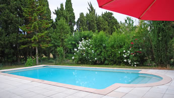 Bed and Breakfast with swimming pool near Avignon