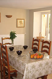 Table petit d&eacute;jeuner - Chambres d'hotes proche d'Avignon