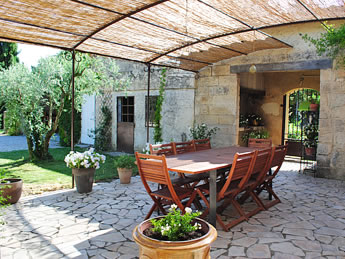 Terrace - Bed and Breakfast near Avignon in Montfavet